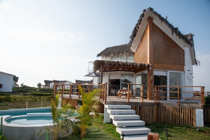 Fachada de la casa de playa Casa Zen con piscina en Chincha Baja