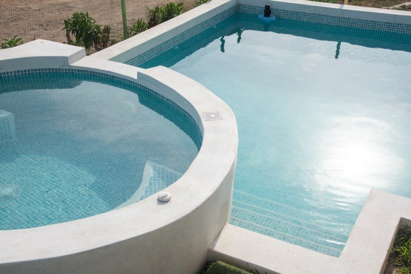 Piscina y jacuzzi de la casa de playa en Chincha