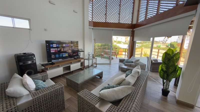 Sala de doble altura de la casa de playa en Chincha