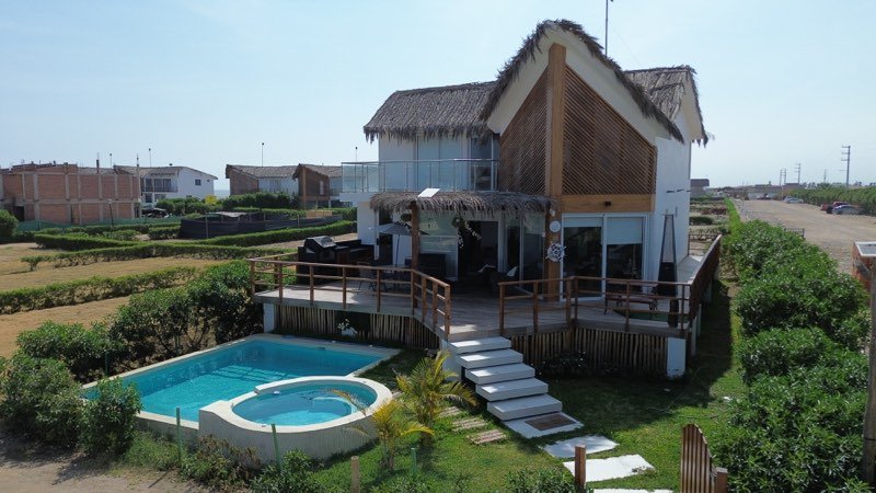 Vista aérea de la casa de playa con piscina en el Condominio Lunarena, Chincha