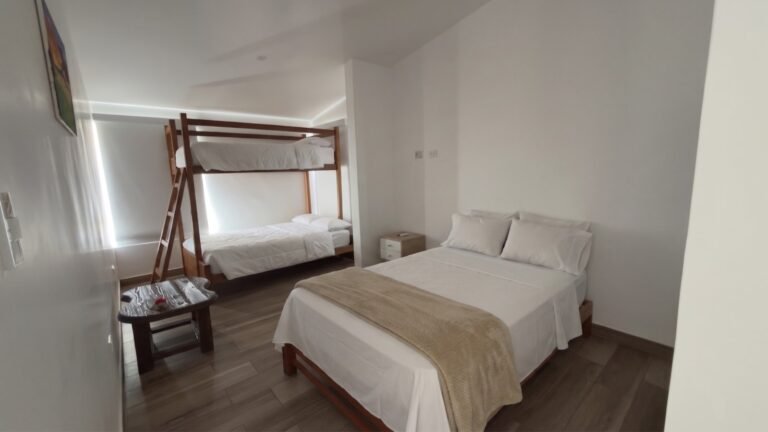 Habitación 4 del segundo piso con cama doble y camarote