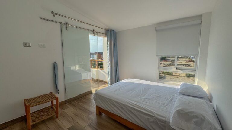 Habitación principal con balcón y vista al mar