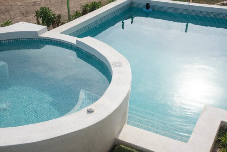 Piscina y jacuzzi de la casa de playa en Chincha