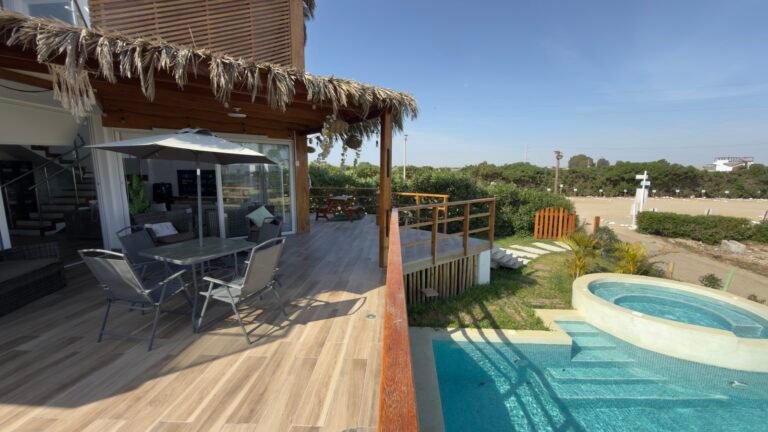 Terraza con deck de madera, parrilla y piscina
