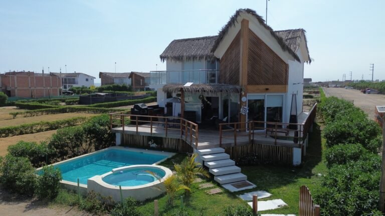 Vista aérea de la casa de playa con piscina en el Condominio Lunarena